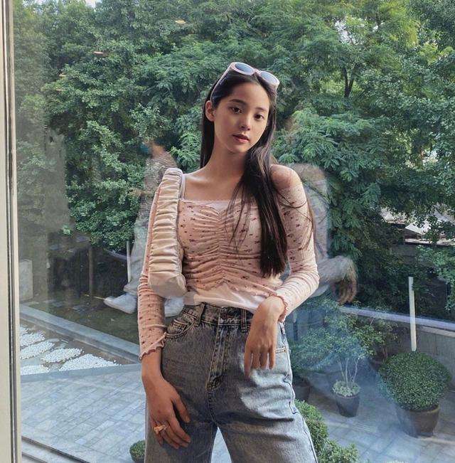 张一山女友被曝光是宋妍霏，网友晒出实锤图，两人光明正大秀同款？