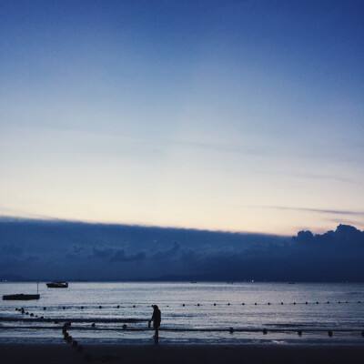 捷蓝航空股价迅速飙升13%， 消息面上，捷蓝航空正寻求潜在的并购合作方。